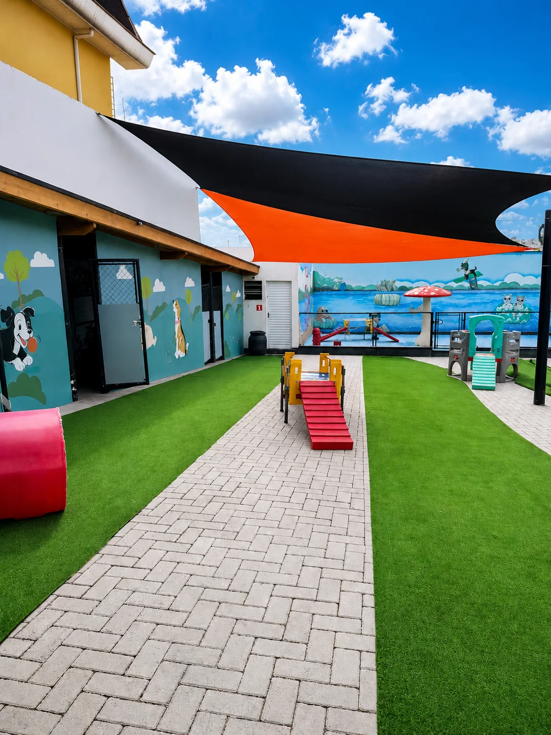 Playground coberto com brinquedos no pátio externo